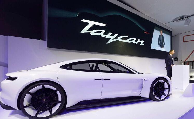 加油站給電車充電！世界第一石油巨頭建充電樁10分鐘電車滿血！