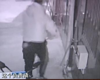 監(jiān)控下，3青年熟練偷盜充電樁內(nèi)硬幣