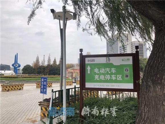 泉城廣場(chǎng)智能停車場(chǎng)增設(shè)充電樁！App一掃就能用！