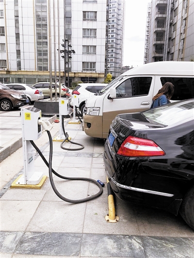 好難！海南多數小區(qū)充電樁不夠用 想建物業(yè)卻說No